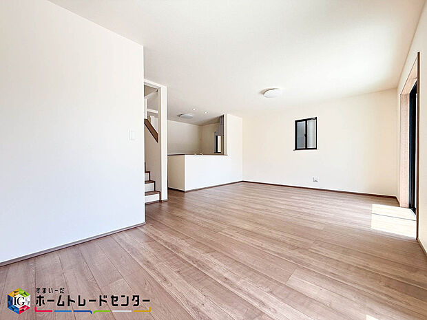 【リビング】家族みんなが揃う場所だからこそ一番に陽当たりを考慮し明るくゆったりとくつろげる場所として設計しております。大切なお客様を迎えるリビングはいつも綺麗に保てるように♪収納もたくさんご用意しております♪