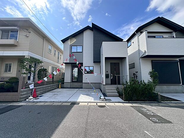 【現地外観写真】開放感あるLDKを中心にしたゆとりの3LDKプラン。家族それぞれの空間を大切にしながら快適に暮らせる住まいです。落ち着いた住環境で新生活を始めたい方におすすめの新築住宅です。