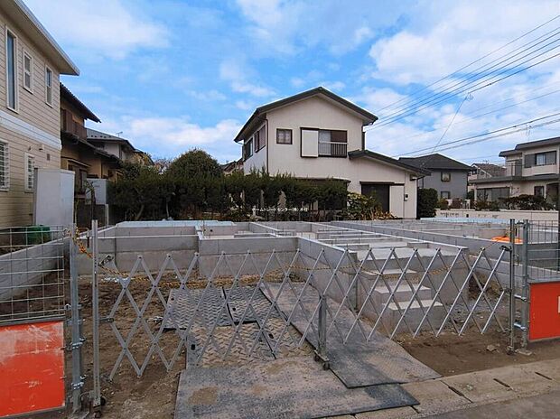 【現地外観写真】開放感あるLDKを中心にしたゆとりの3LDKプラン。家族それぞれの空間を大切にしながら快適に暮らせる住まいです。落ち着いた住環境で新生活を始めたい方におすすめの新築住宅です。