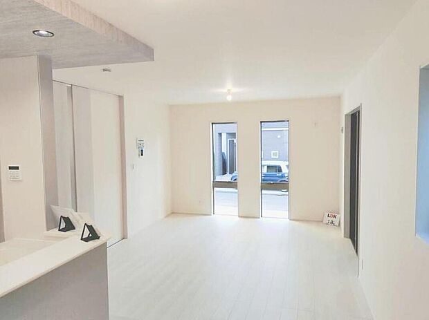 【リビングルーム】【1号棟】
家族みんなが揃う場所だからこそ一番に陽当たりを考慮し明るくゆったりとくつろげる場所として設計しております。白を基調とした空間で明るく開放的な空間が魅力です◎