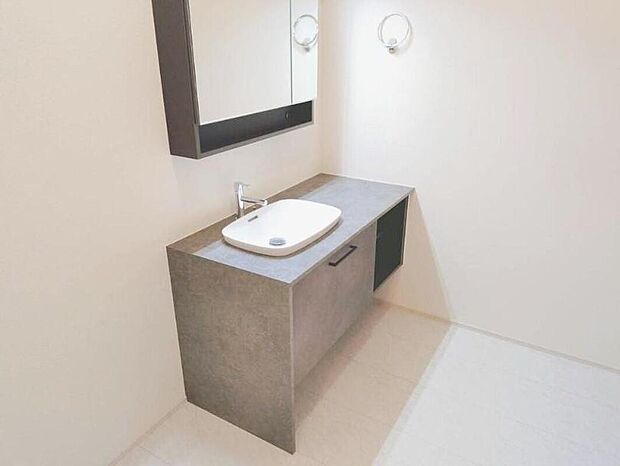 【洗面所】【2号棟】
明るく清潔感溢れるオシャレなサニタリースペース。毎日使う場所だからこそ、快適な空間となっております☆