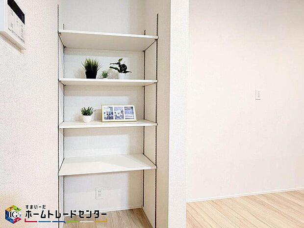 【収納】壁面収納家具付はリビングの「救世主」急な来客時にもさっと荷物を片付けられます。いつも片付いて綺麗でスタイリッシュなリビングを演出することが可能です♪お部屋がきれいな状態だとストレスも軽減されますね♪