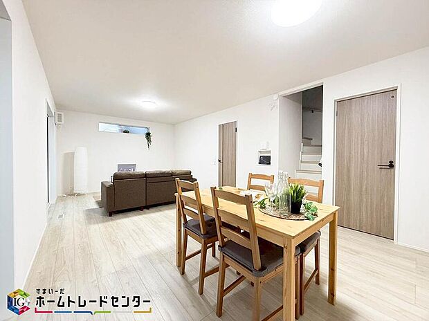 【リビング】家族の食事や団らんのほか、お子様を遊ばせたり友人を招いたりするＬＤＫは住まいの中心。長時間過ごす場所だからこそ、陽当たりの良さ・居心地の良さなどお住まい探しの一番重要なポイントになります。