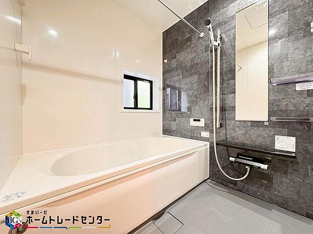 【浴室】お子様と一緒に入ってもゆったり寛げる1坪タイプのシステムバス。水をはじくのが早く乾きやすくカビの発生を防ぐドライ床＆標準仕様簡単ヘアキャッチャーも付いていますので一番最初に味わう【綺麗】を長く保てます