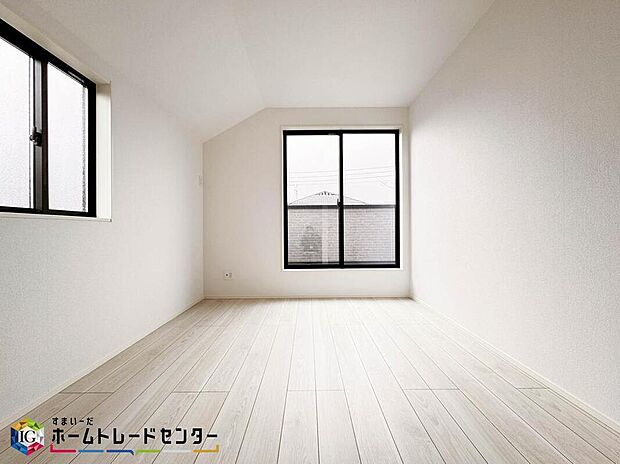 【リビング以外の居室】マンションと違い部屋数が多いのが戸建てのメリットです。ご家族が増えたことで手狭に感じていた住まいも戸建てでは各居室プライバシーを保つことができます。住まいにゆとりが生まれ心もリラックスできます♪