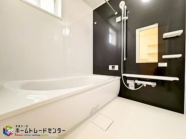 【浴室】お子様と一緒に入ってもゆったり寛げる1坪タイプのシステムバス。水をはじくのが早く乾きやすくカビの発生を防ぐドライ床＆標準仕様簡単ヘアキャッチャーも付いていますので一番最初に味わう【綺麗】を長く保てます