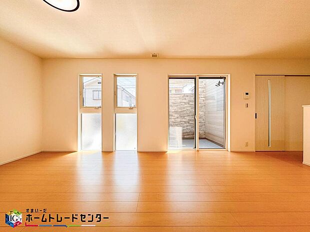 【リビング】掃出し窓から光が降りそそぐ開放的なリビング。大きな窓からは、太陽のやわらかな光はもちろん、年中爽やかな風が吹き抜けます。自然の恵みが、快適で心地の良い空間を演出してくれますね。