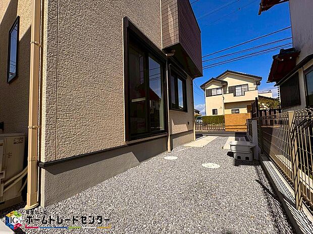【庭】お庭があれば陽当たりや風通しが良くなります。ガーデニングや家庭菜園などが楽しめ、季節の花や野菜を育てることで四季の移ろいが豊かに感じられます。お子さんの遊び場として活用できるのもメリットの一つです。