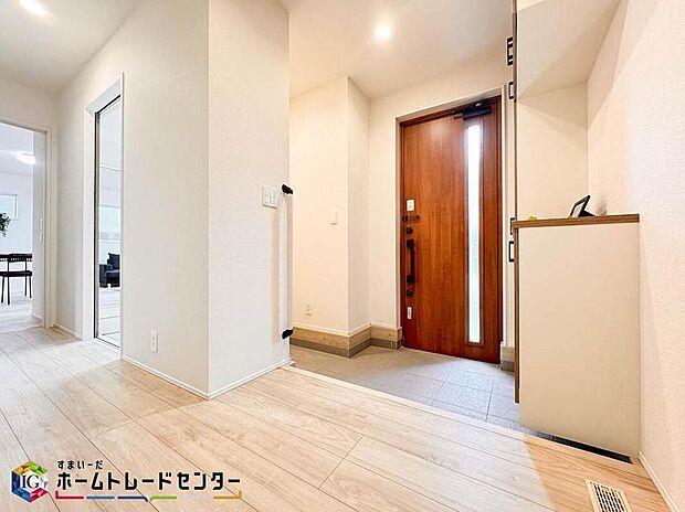 【玄関】下駄箱は可動棚タイプになっていますので、脚の長いブーツや長靴もたっぷり収納いただけます。いつも気持ちよくご家族をむかえられるよう、玄関下駄箱収納をフル活用してスッキリとした玄関を保ってください。