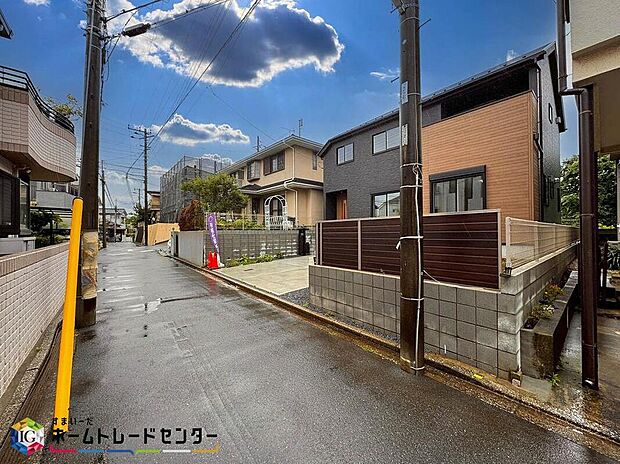 【前面道路含む現地写真】閑静な住宅地で子育て家族にピッタリ。毎日のお散歩も快適な緑に恵まれたエリアで、自然に包まれた穏やかな暮らしを実現するための、ゆとりある住環境が整っています。緑の潤いを感じながらホッと生活できそう。