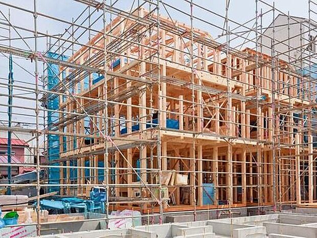 【日本の気候風土に適した「木造軸組工法」】柱、梁などの「軸組み」で構造体を作り上げています。接合部には、金物・筋かいなどで補強を行いより強度を高め、木材はプレカットにより品質のバラツキを防ぎ、安定した品質の住宅を供給しています。

