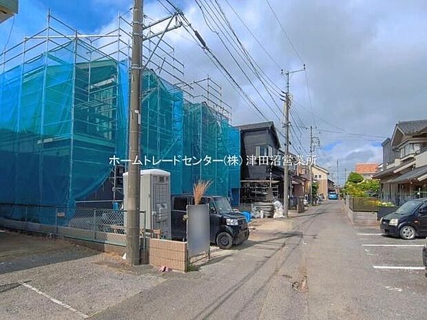 【前面道路含む現地写真】家族みんなが揃う場所だからこそ一番に陽当たりを考慮し明るくゆったりとくつろげる場所として設計しております。大切なお客様を迎えるリビングはいつも綺麗に保てるように♪収納もたくさんご用意しております♪