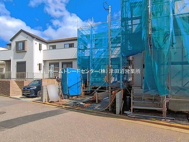 【前面道路含む現地写真】閑静な住宅地で子育て家族にピッタリ。毎日のお散歩も快適な緑に恵まれたエリアで、自然に包まれた穏やかな暮らしを実現するための、ゆとりある住環境が整っています。緑の潤いを感じながらホッと生活できそう。
