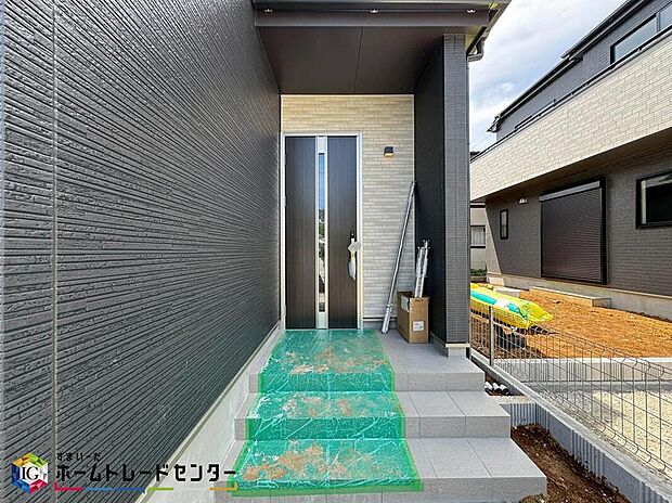 【玄関】家の第一印象は玄関で決まるくらい重要な場所。玄関は家の顔といわれますが我が家のセンスをさりげなく感じさせる魅力ある玄関造りも楽しみの一つ。帰宅する度に家族がほっとできる心地よい空間造りも大切ですね♪