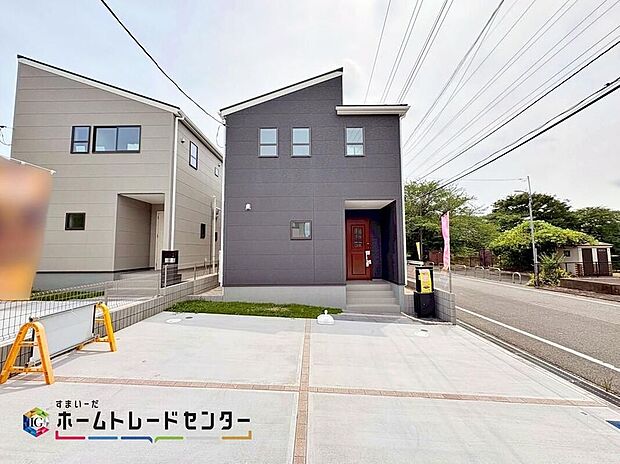 【前面道路含む現地写真】美しい緑と良好な住環境が守られてきたこの街に、新築戸建てが誕生致しました。穏やかな空気の流れる落ち着いた住環境です。ぜひ、現地へ足をお運びいただき実際の環境・陽当たりをご確認下さいませ♪