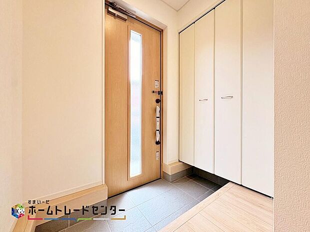 【玄関】壁を膨張色にすることで、玄関を開放的に見せることができます。ホワイトやオフホワイト、ベージュ、ライトグレーなど柔らかく広がりを感じられるような色を選ぶのがポイントです。
