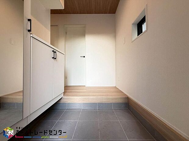 【玄関】散らかりがちな玄関もスッキリと保てる玄関収納は、家の中に入る時一番最初に目に付く場所だからこだわりたいですよね！木目調の落ち着いた雰囲気の色目が、お部屋の雰囲気をそのまま表している家の顔です。