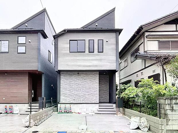【現地外観写真】美しい緑と良好な住環境が守られてきたこの街に、新築戸建てが誕生致します。穏やかな空気の流れる落ち着いた住環境です。ぜひ、現地へ足をお運びいただき実際の環境・陽当たりをご確認下さいませ♪