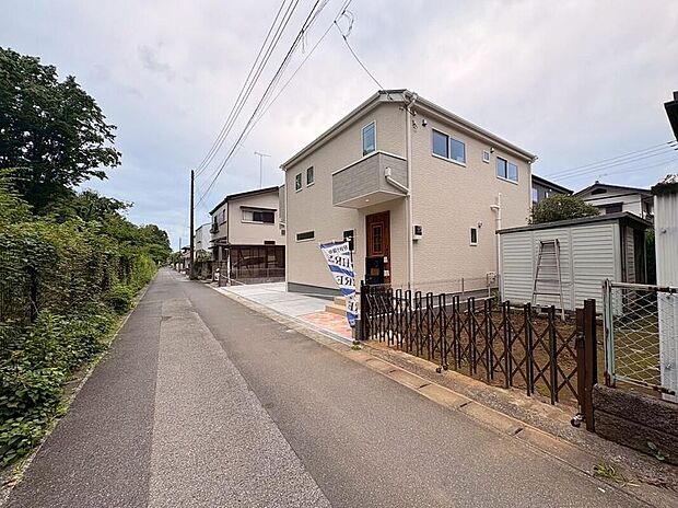【前面道路含む現地写真】毎日のお散歩も快適な緑に恵まれた閑静な住宅地は、伸び伸びスローライフを叶えてくれます。自然豊富な季節の移ろいを身近に感じられる環境で子育てすれば、お子様もきっと素直に成長してくれるはずです!