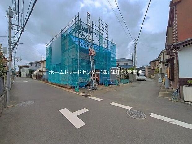 【前面道路含む現地写真】四季を通じて自然と触れ合えるスポットが周辺には盛りだくさん!お散歩やジョギング、週末のご家族での遊びに最適です。目の前に広がる開放感とゆとり、暮らしの夢を育む理想の住まいがここにはあります。