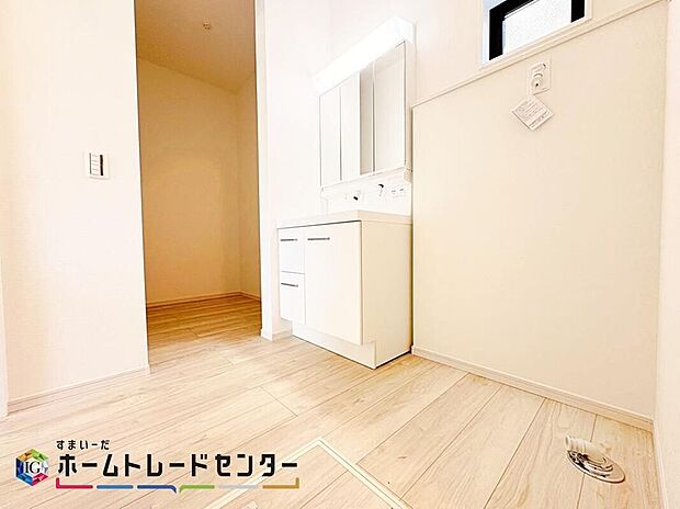 【洗面台・洗面所】(1号棟)毎日使うものだから清潔な空間を保ちたい水回り。洗面化粧台にはそんな願いを解消させてくれる収納アイデアが満載です。三面鏡の裏側にはキャビネットが現れ小物から背の高い物まで収納できます。