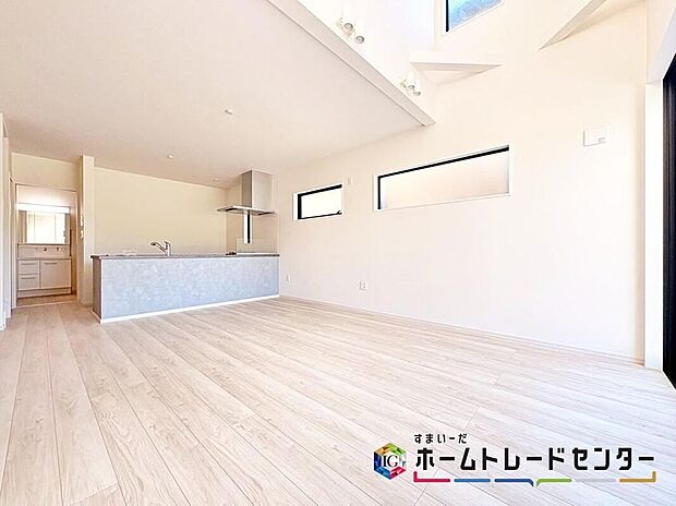 【リビング】(1号棟)大切なご家族が集まるからこそLDKはこだわりたい!休日は温もり溢れるリビングでゆったりと過ごしませんか?子供たちが元気に笑いながら走り回っても十分な広さの空間です。