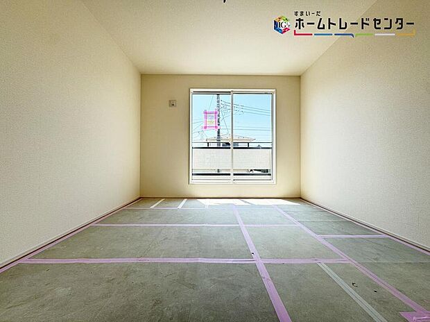 【リビング以外の居室】階下の生活音を気にせず静かに過ごせる2階居室。バルコニーからの光が部屋奥まで届き、爽やかな風が通り抜けます。プライバシーが保たれた空間で自分時間を快適に楽しめます！