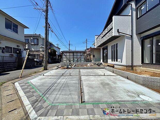 【駐車場】カースペースは並列2台駐車可能！さらに軽自動車用のオプションスペースも備え、最大3台の駐車に対応！大型ガーデンテラス付きの魅力的な住まいです♪