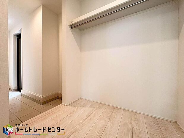 【収納】家を新築にするなら寝室にウォークインクローゼットをつけたいと思っているそうです。寝室にウォークインクローゼットをつけることによって衣服を1カ所にまとめて収納できたり、着替えがスムーズにできます。
