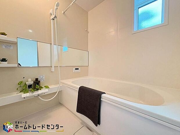 【浴室】１坪タイプの大きなお風呂で、小さなお子様とご一緒に足を伸ばして入浴いただける広さです！ 浴槽も大きなサイズで腰掛けあるので半身浴も楽しめます。一日の疲れをゆっくりとお風呂の中で癒してください♪