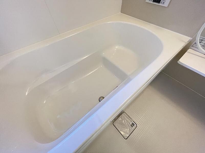 ゆったりと浸かれる1坪風呂を採用！1日の疲れを癒してくれる浴室は、窓のある開放的な空間