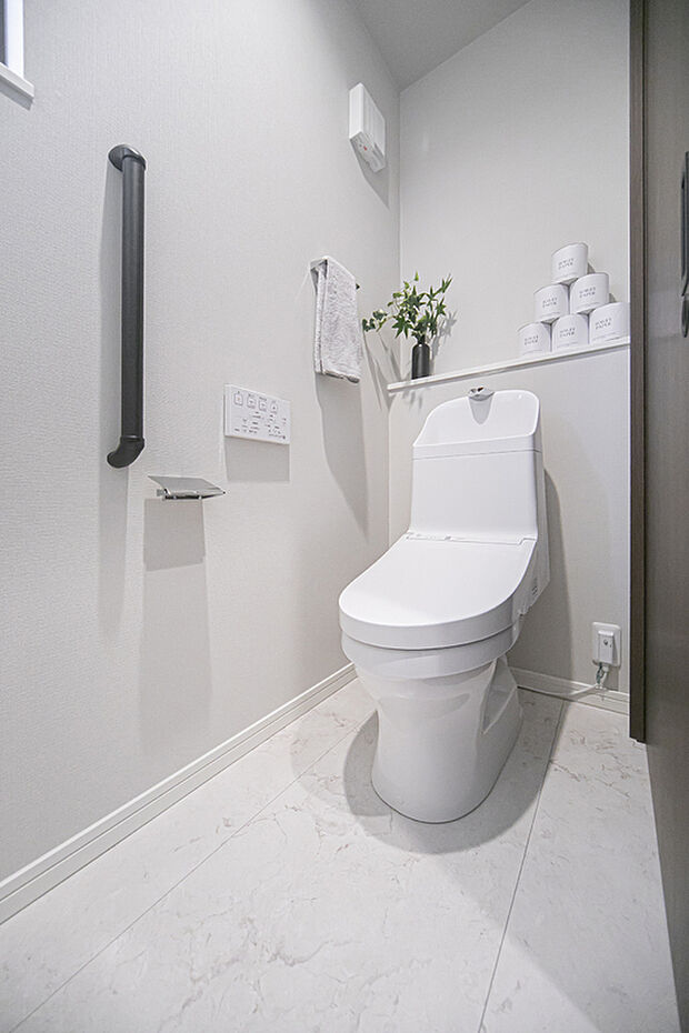 【【トイレ】】コンパクト設計のタンクと一体型になった、節水タイプのシャワートイレ。継ぎ目のない「スゴフチ便座」、勢いのよい水流で洗い流す「トルネード洗浄」、汚れに強い「プレミスト」と「セフィオンテクト」、「お掃除リフト」など、お掃除をラクにする嬉しい機能が満載です。/8-13号邸コンセプトハウス