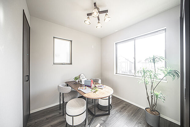 【【8-13号邸コンセプトハウス】】リビングに隣接する約4.6帖の洋室は、お子様のプレイスペースや家事室、来客時のゲストルームなど多彩に活用できます。収納も備えています。