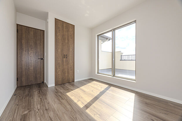 【【7-8号邸コンセプトハウス】】約5.4帖の洋室(1)。南と西の2面採光で、南側のルーフバルコニーに繋がる掃き出し窓からは暖かい陽光が差し込みます。

