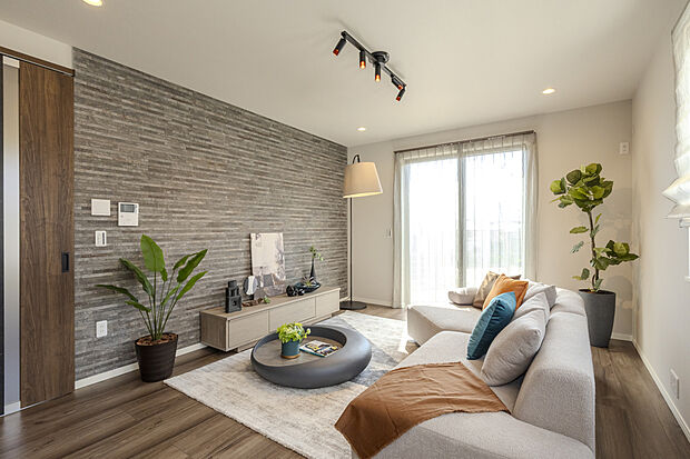 【【エコカラット】】ご家族が集う住まいの中心を快適な空間に。調湿・脱臭・有害物質の低減効果と、高級感のあるデザインを併せ持つエコカラットを採用。※エコカラットは有償のグレードアップオプションです。/7-8号邸コンセプトハウス