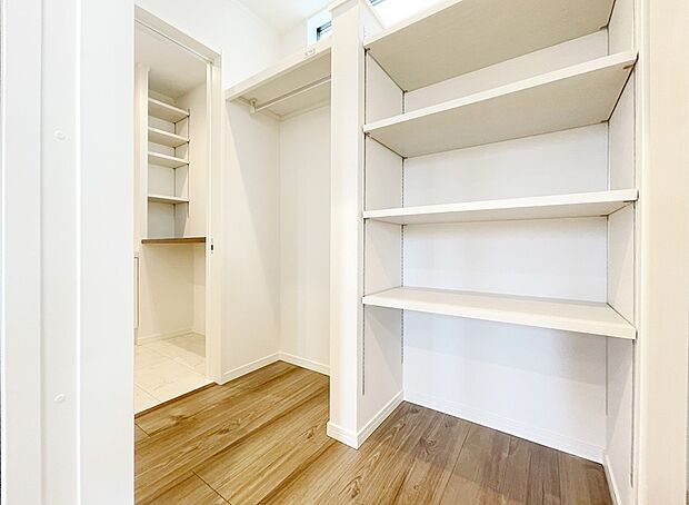 【弊社施工例/ウォークインクローゼット】
収納力豊富なウォークインクローゼット。衣類や季節物もすっきり整理できます。