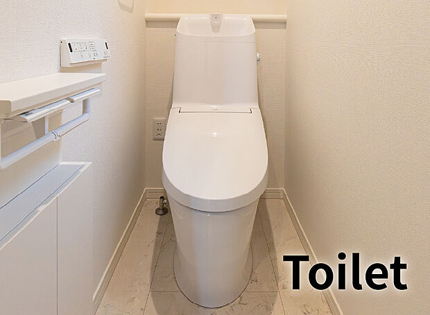 【【トイレ】】美しいドレープをモチーフにしたデザインはトイレ空間をやさしい印象にします。
毎日使うトイレだからお手入れもラクラクにできるよう一体型スタイルを採用。