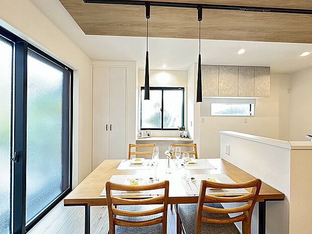 【モデルハウス1｜リビング】キッチンのすぐそばにダイニングを置ける便利な配置。
※画像には家具等のオプション商品も含まれます。