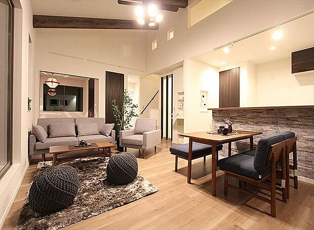 【【弊社施工例/リビング】】リビングのアクセントとなる化粧梁は、お部屋に立体感を与えてくれます。
※画像にオプション商品も含まれております