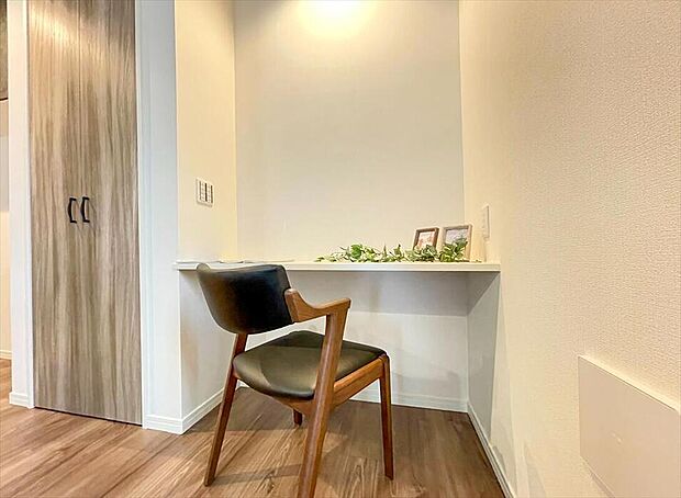 【【弊社施工例/スタディカウンター】】お子様のリビング学習や在宅ワーク、趣味の時間などご家族のライフスタイルに合わせて様々な使い方ができるスペースです。
※画像にオプション商品も含まれております