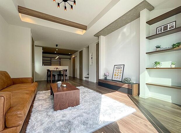 【【弊社施工例/リビング】】リビングのアクセントとなる化粧梁は、お部屋に立体感を与えてくれます。
※画像にオプション商品も含まれております