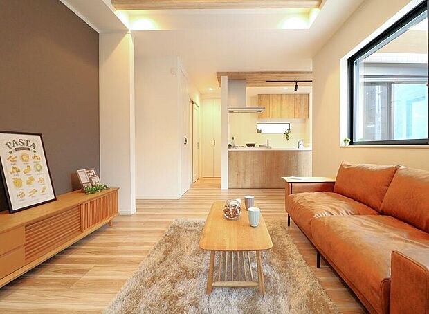 【【弊社施工例/リビング】】家族みんなが集まるリビングは、広くゆったりとした空間。
※画像にオプション商品も含まれております