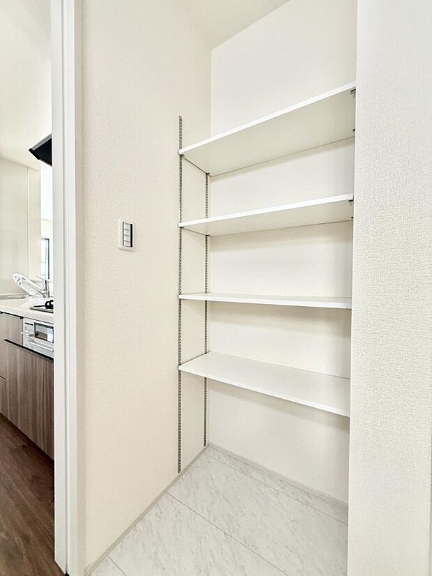 ■キッチンには食品貯蔵にとても便利なパントリーあり