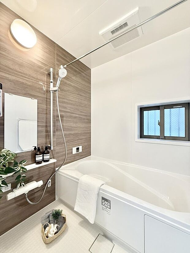 ■落ち着いた色合いの壁面、ゆっくり寛げるバスルーム