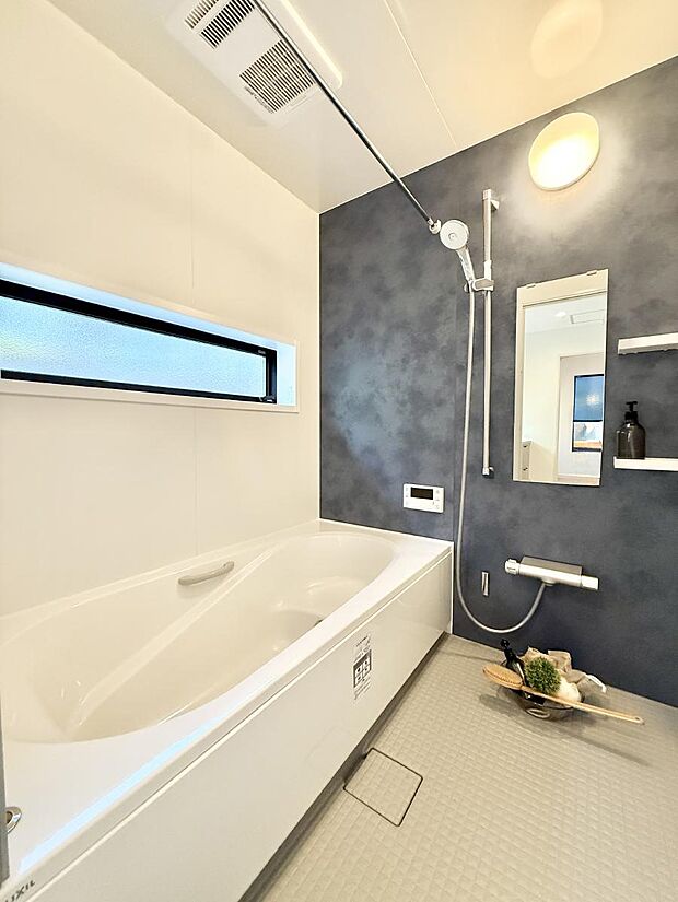 ■落ち着いた色合いの壁面、ゆっくり寛げるバスルーム