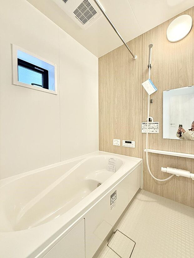 ■落ち着いた色合いの壁面、ゆっくり寛げるバスルーム