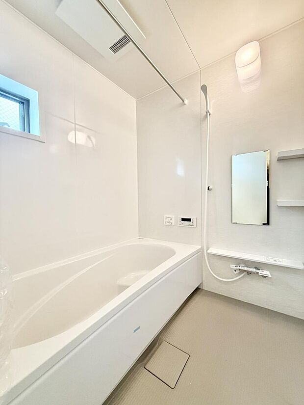 ■落ち着いた色合いの壁面、ゆっくり寛げるバスルーム