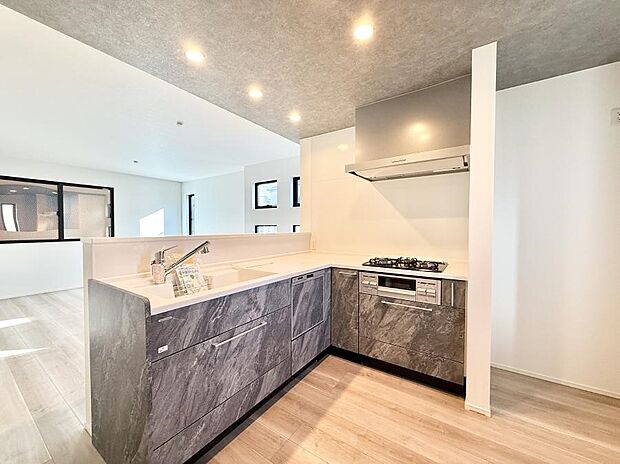 ■シンプルで機能的、毎日使いやすいキッチン