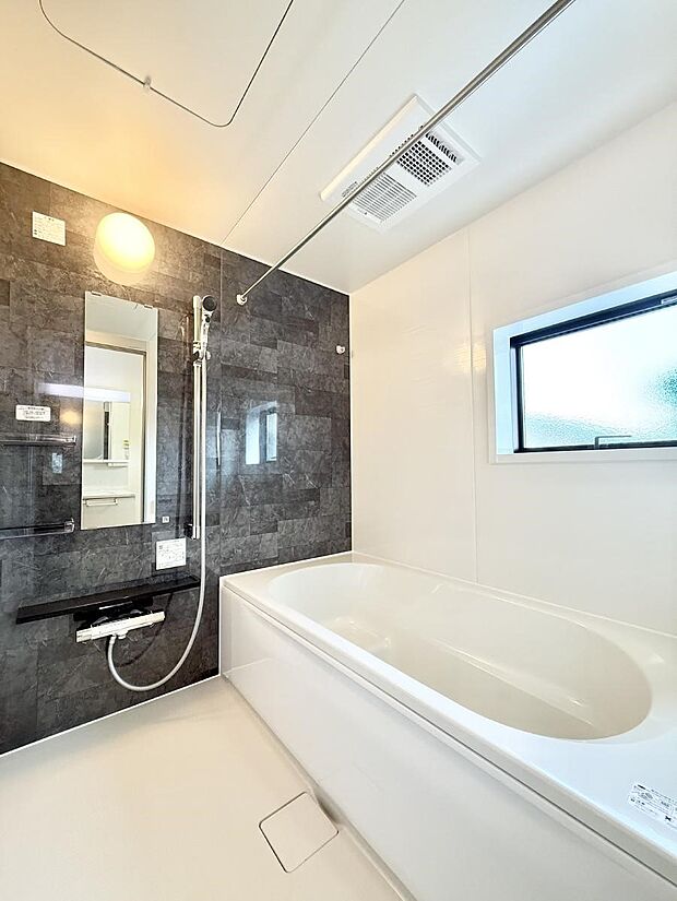 ■落ち着いた色合いの壁面、ゆっくり寛げるバスルーム