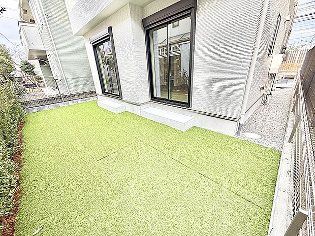 ■敷地内にゆとりある緑のスペースがあり、穏やかな雰囲気です